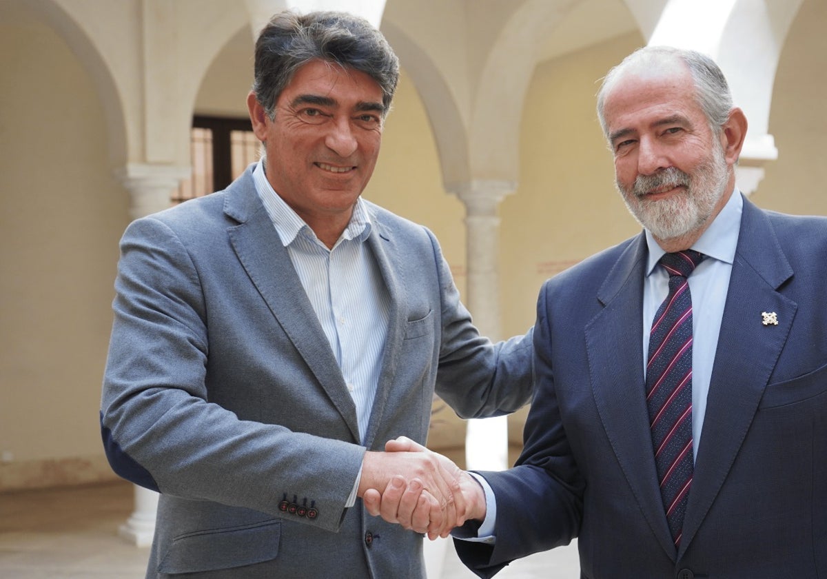 Javier Ferrer y José Carlos Garín, tras la firma del convenio.