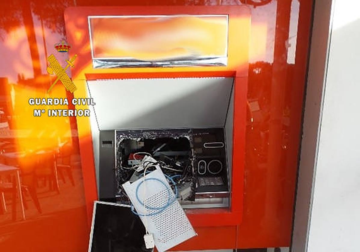 Detenido un menor por robar una entidad bancaria en Mijas usando un bloque de hormigón