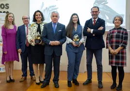 Las premiadas, junto a Pedro Navarro y el resto de autoridades