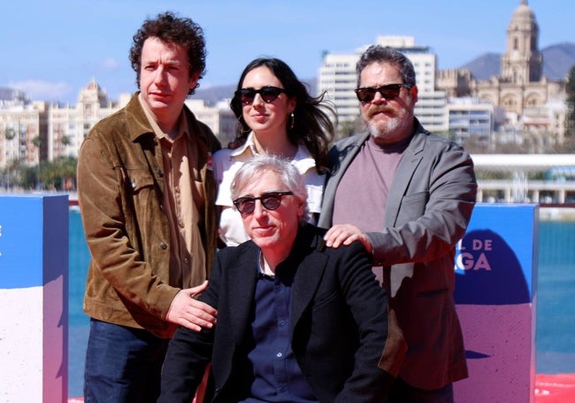 David Trueba, rodeado de los sus tres actores apellidados Sanz, Vito, Macarena y Jorge.