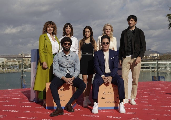 Parte del equipo de 'Eva y Nicole' posa en el 'photocall' del Muelle Uno.