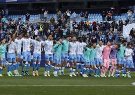 La plantilla del Málaga celebra su última victoria contra el Ibiza en La Rosaleda junto a la afición.