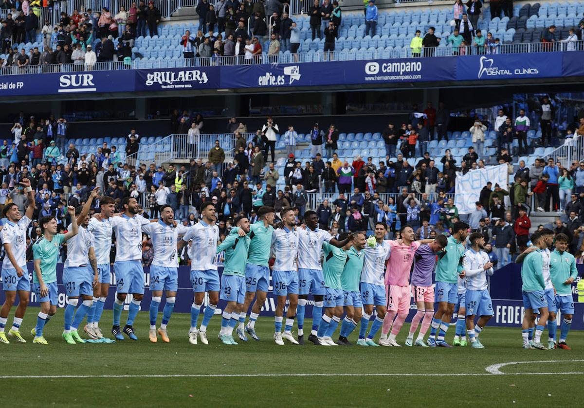 La plantilla del Málaga celebra su última victoria contra el Ibiza en La Rosaleda junto a la afición.