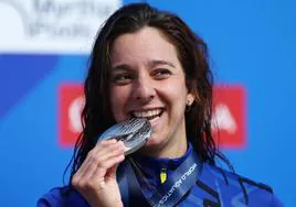 La nadadora malagueña María de Valdés muerde la medalla de plata conseguida en el Mundial de Aguas Abiertas.