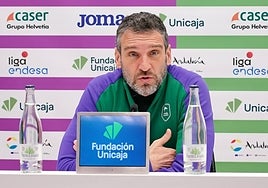 El entrenador del Unicaja, Ibon Navarro, en la rueda de prensa que ofreció esta mañana antes del entrenamiento.