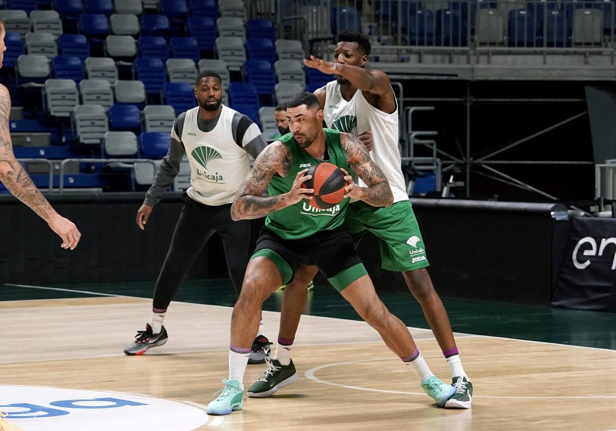 Lima protege el balón ante Sima en un entrenamiento del Unicaja.