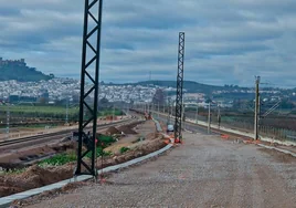 La plataforma del futuro enlace ferroviario ya está finalizada y se está avanzando en el carril y la electrificación.