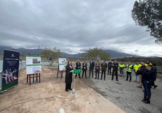 La consejera de Agricultura y Agua, Carmen Crespo, este viernes en la presa de La Viñuela.