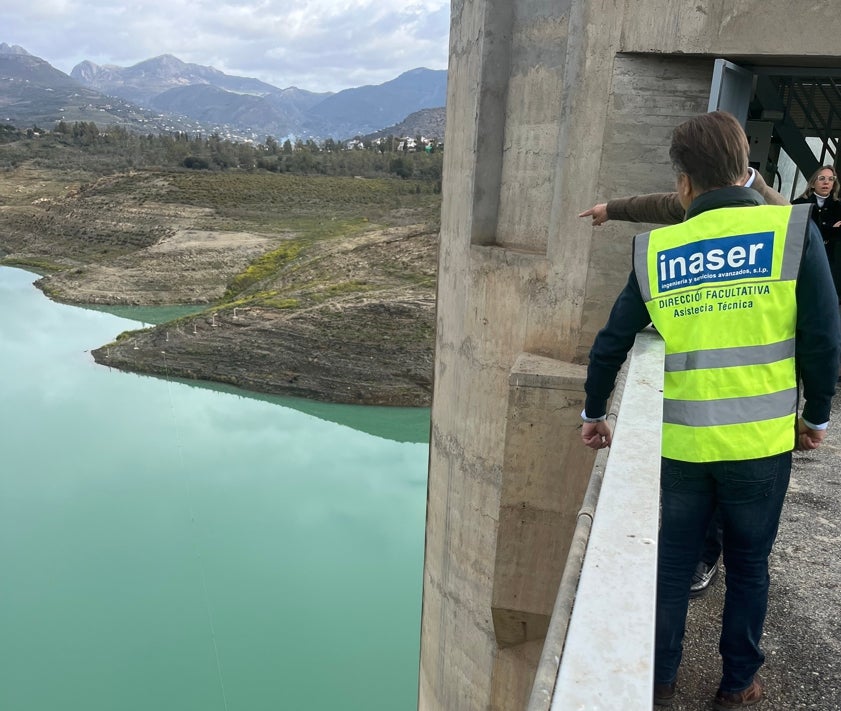 Imagen secundaria 2 - Tres imágenes de la inauguración de las bombas superficiales, este viernes en la presa de La Viñuela.