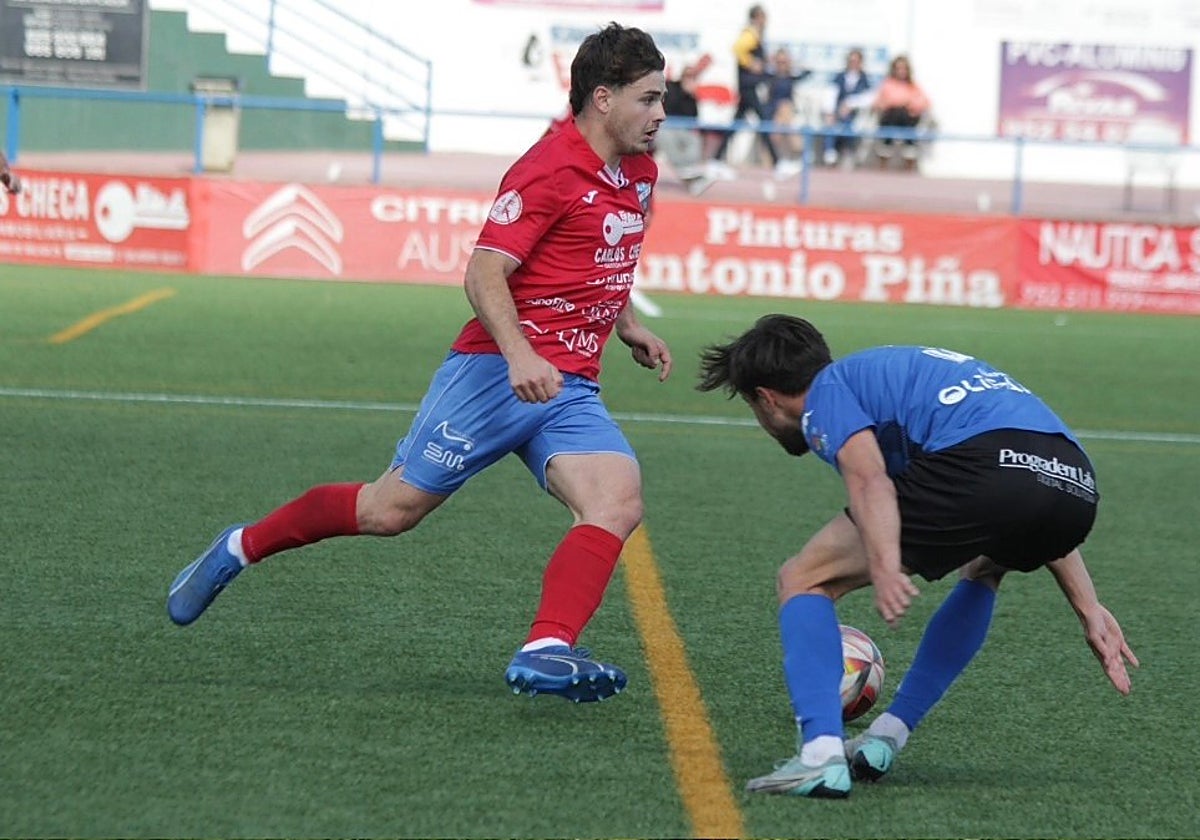 Iván López, del Torre del Mar, encara a un rival.