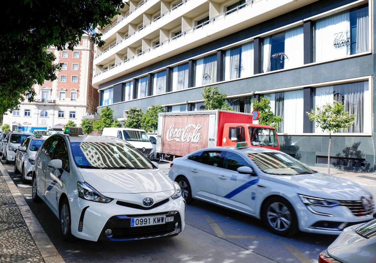 Taxis en la parada frente al Málaga Palacio en el Centro de la capital malagueña.