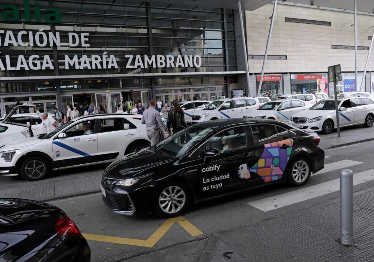 Vehículo de VTC en la zona de recogidas de la estación de Málaga.