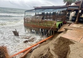 El mar se ha comido literalmente este trozo de la playa El Bombo, en Mijas.
