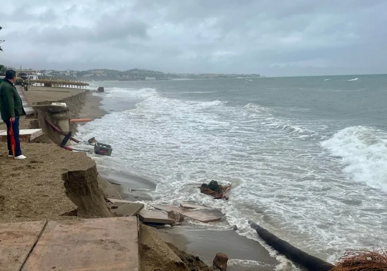 El temporal se ha cebado con la playa El Bombo de Mijas.