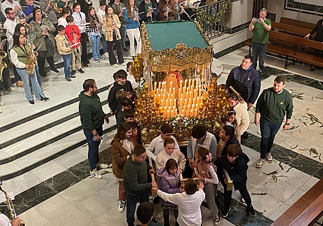 Una treintena de niños portaron el trono.