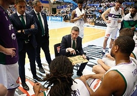 Ibon Navarro da instrucciones a sus jugadores en un tiempo muerto.