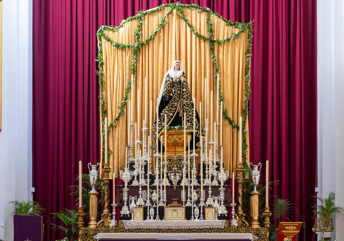 Altar del triduo en honor a la Virgen de la Soledad de Mena en Santo Domingo.