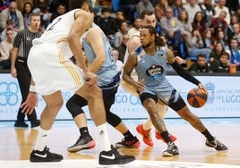 Ben McLeMore, a la derecha, en el partido ante el Real Madrid.