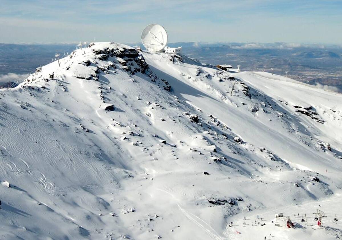 Sierra Nevada cierra este sábado sus pistas por «fuertes rachas de viento»