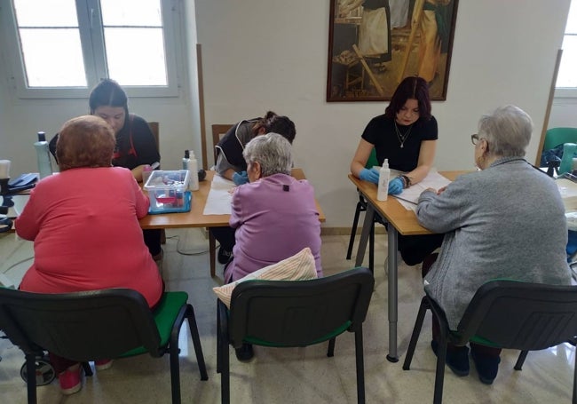 Alrededor de 40 ancianos recibieron las sesiones de estética que prepararon los alumnos.