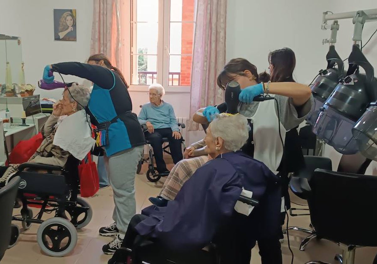 Estudiantes del IES Los Manantiales visitaron las Hermanitas de los Pobres para ofrecerles sesión de belleza.