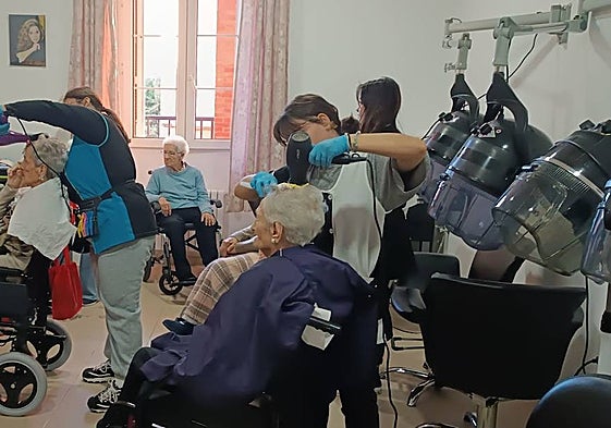 Estudiantes del IES Los Manantiales visitaron las Hermanitas de los Pobres para ofrecerles sesión de belleza.