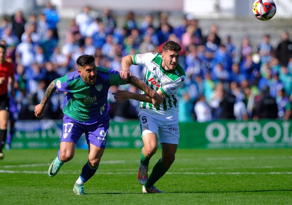 Dioni pugna por el balón con Rojas durante el partido de Sanlúcar.