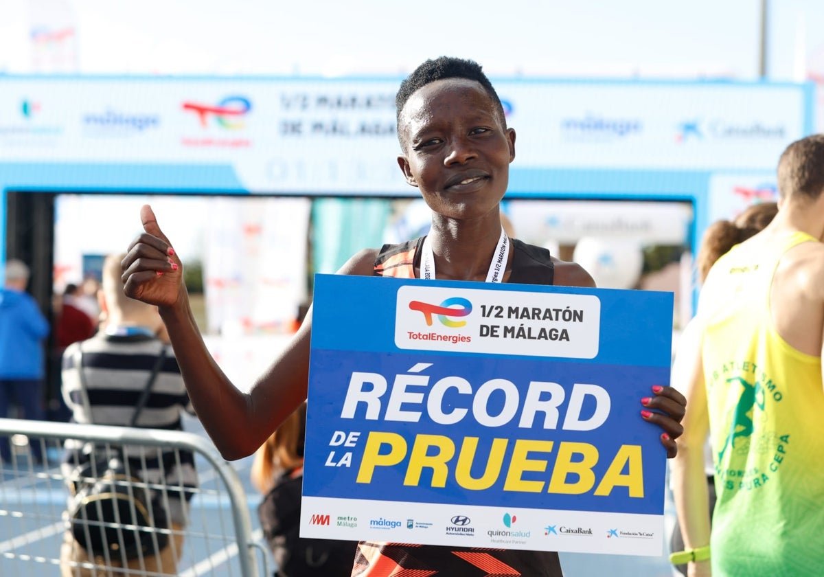 Loice Chamnung, la ganadora femenina, con la mejor marca de siempre en Málaga (1h.05:58)