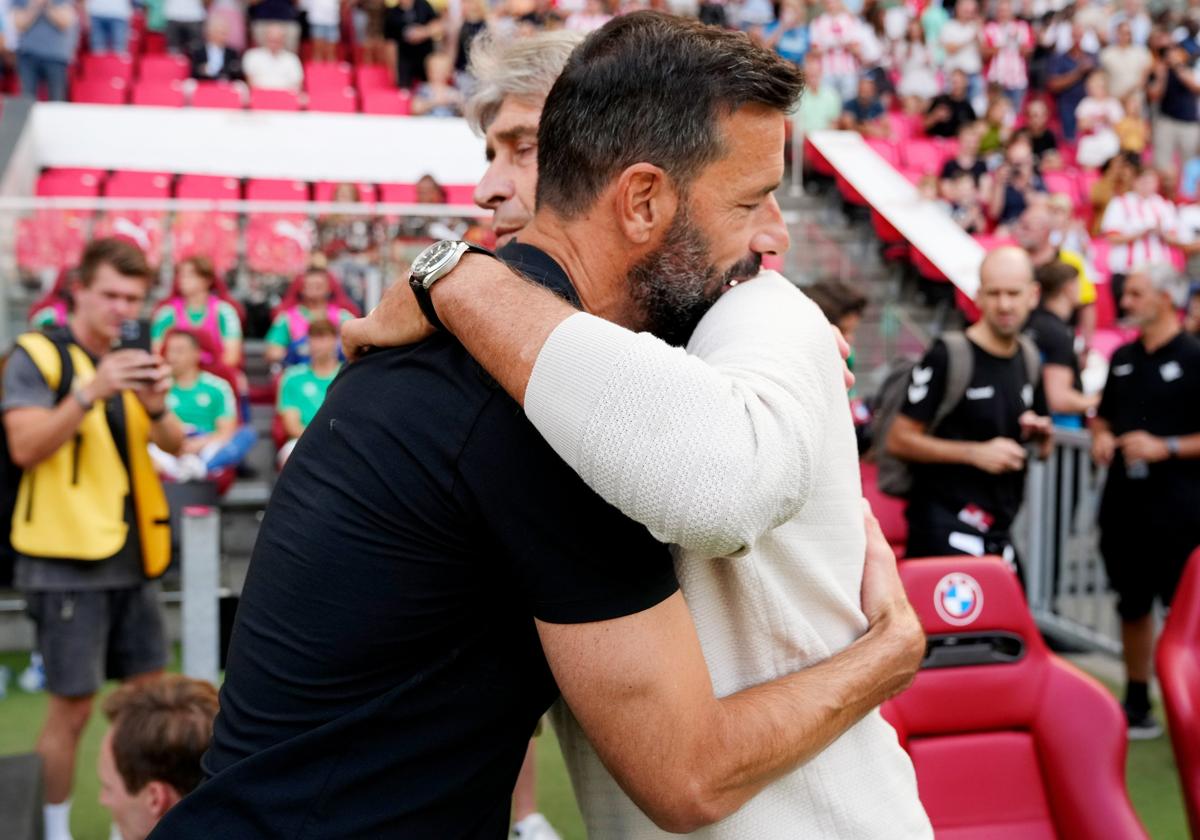 Ruud van Nistelrooy se abraza con Manuel Pellegrini.