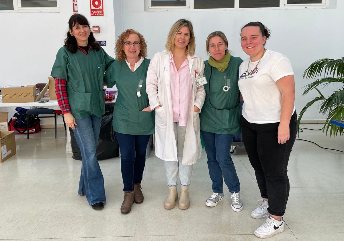 Tres enfermeras, una doctora y una voluntaria AVOI forman el equipo e la campaña de donación de sangre.