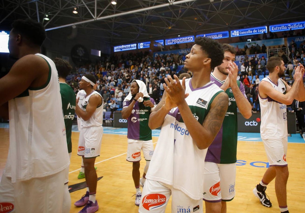 Los jugadores del Unicaja aplauden a la grada tras la victoria en la pista del Río Breogán el sábado.