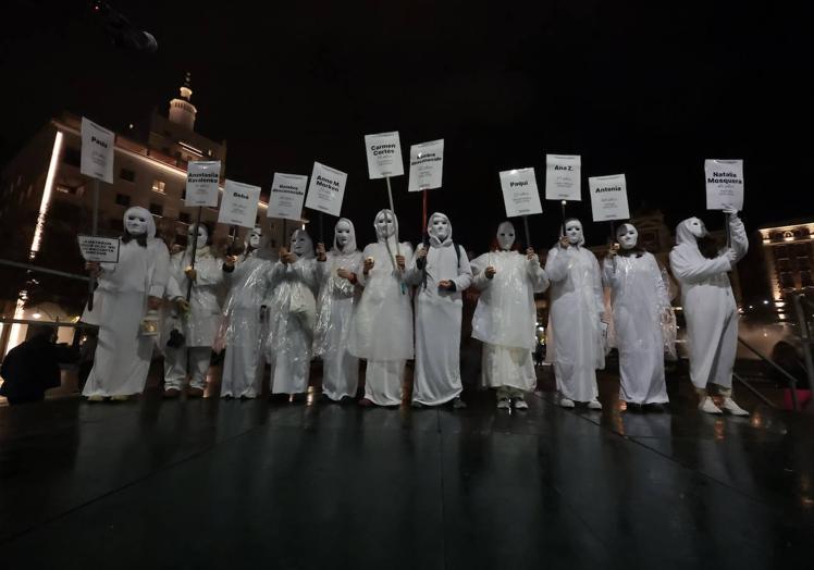 Las once mujeres en otro momento de la marcha.