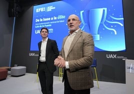 El seleccionador nacional, Luis de la Fuente (d), ayer en el Foro EFE Sport Business Days.