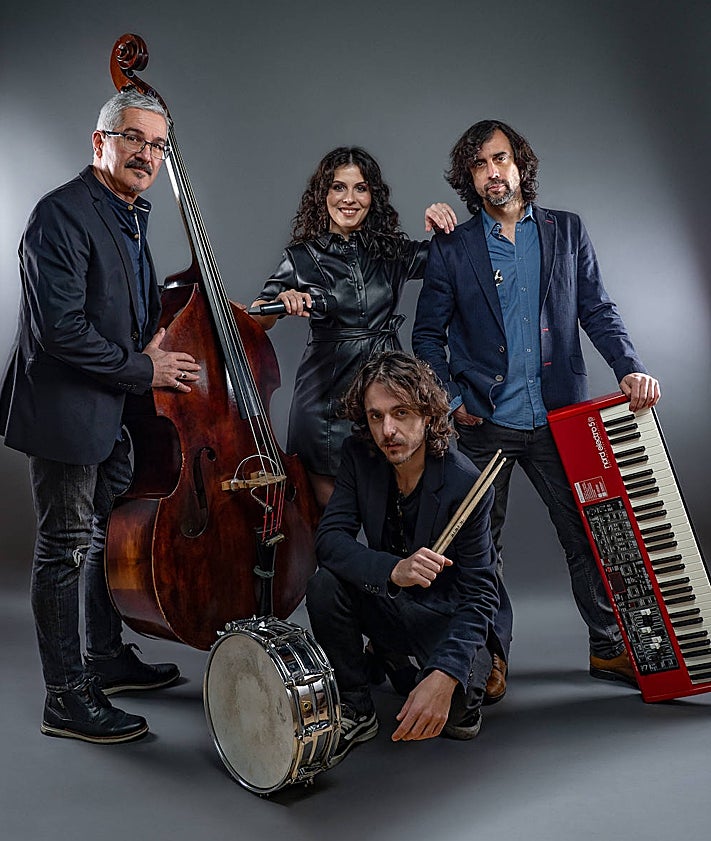 Imagen secundaria 2 - Macha Ocean, junto a su cuarteto y en la portada de su dsco, 'Kaleidoscopic Realities'.