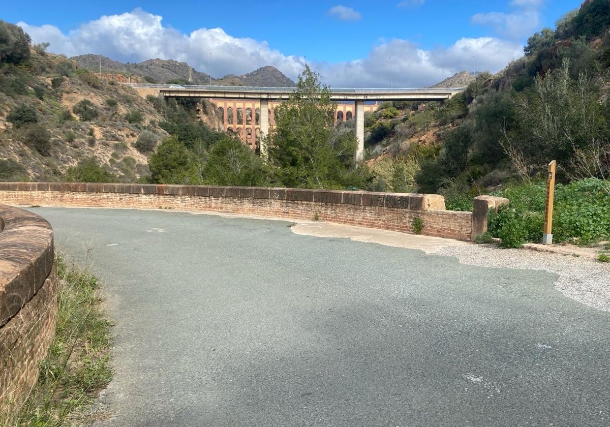 Imagen del antiguo puente de Maro, con la estaca en homenaje a 'La Desbandá' colocada en 2022.