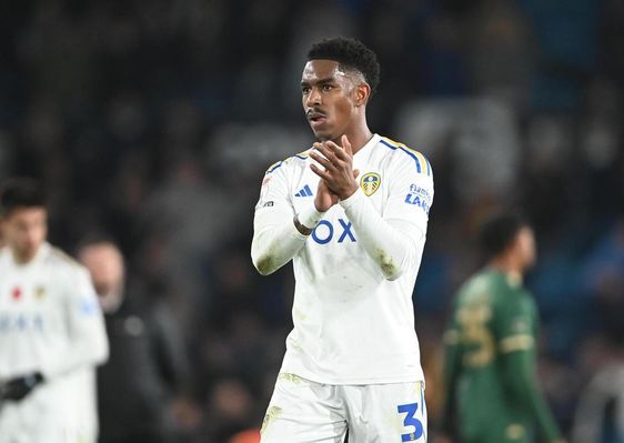 Junior Firpo en un partido con su actual equipo, el Leeds inglés.