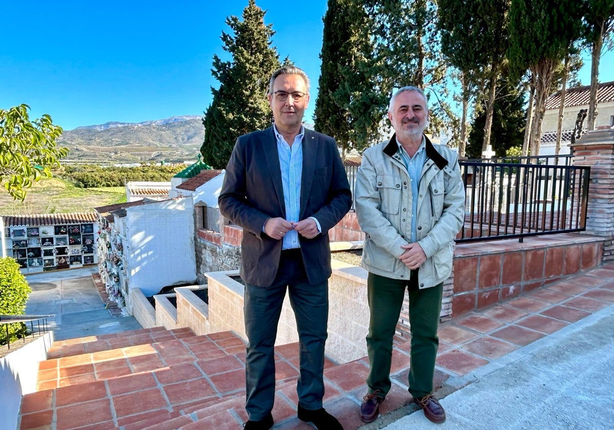 Los ediles Manuel Gutiérrez y Jesús María Claros, en el camposanto veleño.