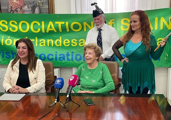 La concejal junto a representantes de la Asociación Irlandesa de España, en la presentación de los actos.
