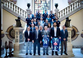 Camas, de la Torre y Vivas, delante de jugadores del Trops Málaga y representantes del clúster de empresas patrocinadoras del club.