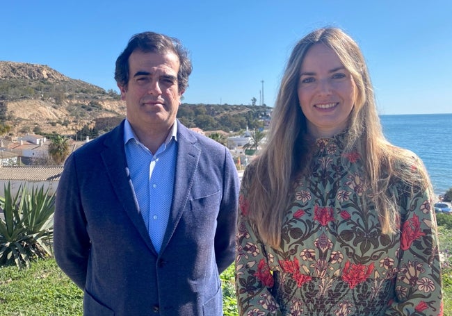 La viceportavoz de Vox, Yolanda Gómez junto al el parlamentario andaluz Antonio Sevilla.