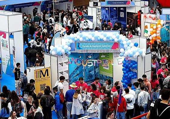 Vista de los puestos informativos, en la pista central del pabellón polideportivo de la UMA.