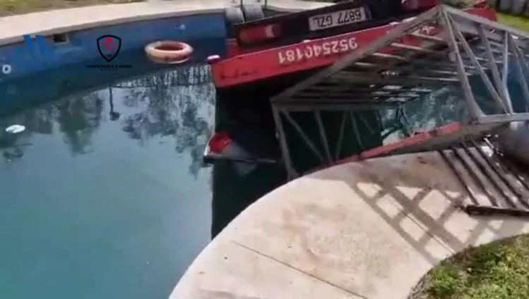 Un camión lleno de bombonas de butano pierde el control y acaba en la piscina de una urbanización de Rincón de la Victoria