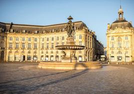 Plaza de la Bolsa, que es uno de los iconos turísticos de Burdeos.