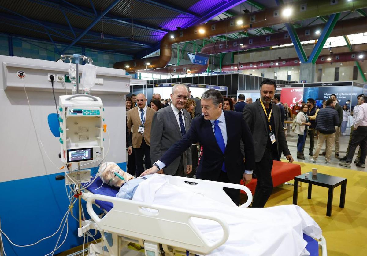 El consejero Antonio Sanz y el alcalde de Málaga visitando el Congreso de Ciberseguridad que se celebra este miércoles y este jueves en el Palacio de Ferias.