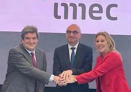 El ministro Escrivá y la consejera Carolina España, junto al CEO de IMEC, Luc Van der Hove, tras la firma del memorándum