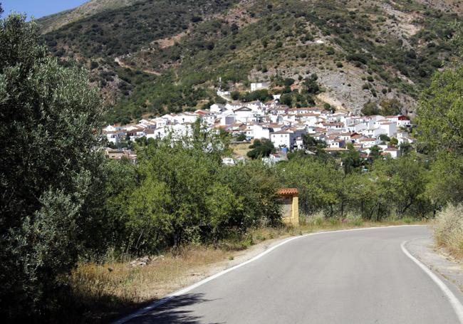 Vista de Jimera de Líbar desde la carretera de acceso desde la barriada de la Estación.