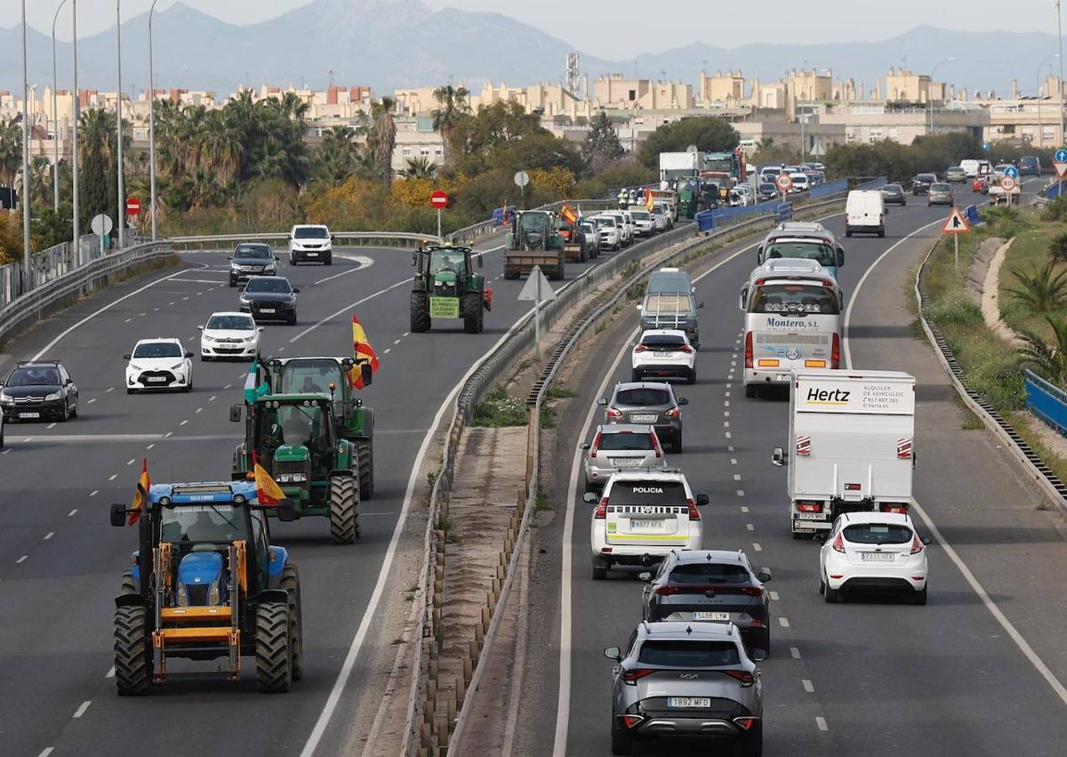 Imagen secundaria 1 - Diferentes momento de las protestas de los agricultores en Málaga, este miércoles.