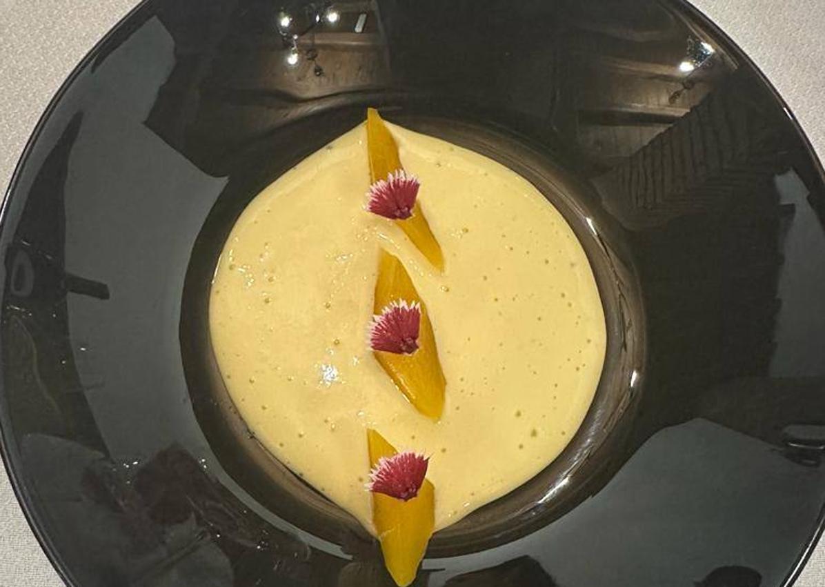 Imagen secundaria 1 - Versión del gazpacho que hacen en El Chiringuito. Abajo, mango en almíbar ácido con crema de almendra amarga y cuajada de cabra con polén e higo.