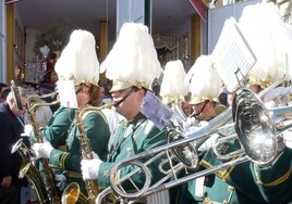 Componentes de una banda de música, en un desfile de la Semana Santa de Málaga.