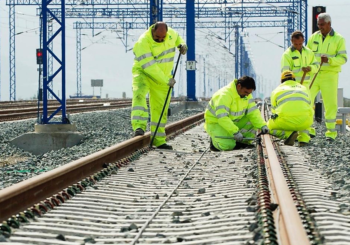 Operarios durante unos trabajos de mantenimiento en la línea LAV Madrid-Sevilla.